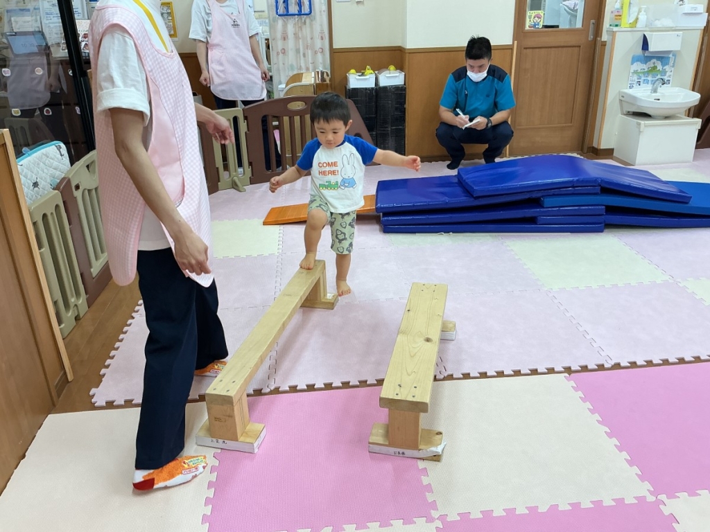 7月運動プログラムの様子(くじら組・平均台)