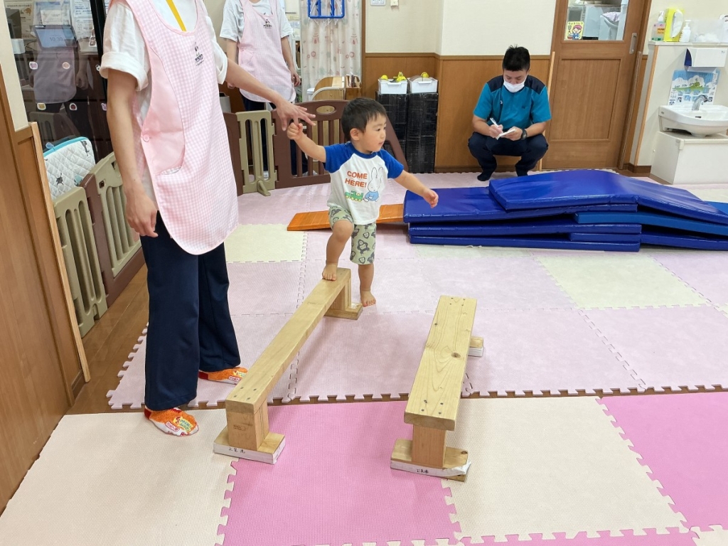 7月運動プログラムの様子(くじら組・平均台)