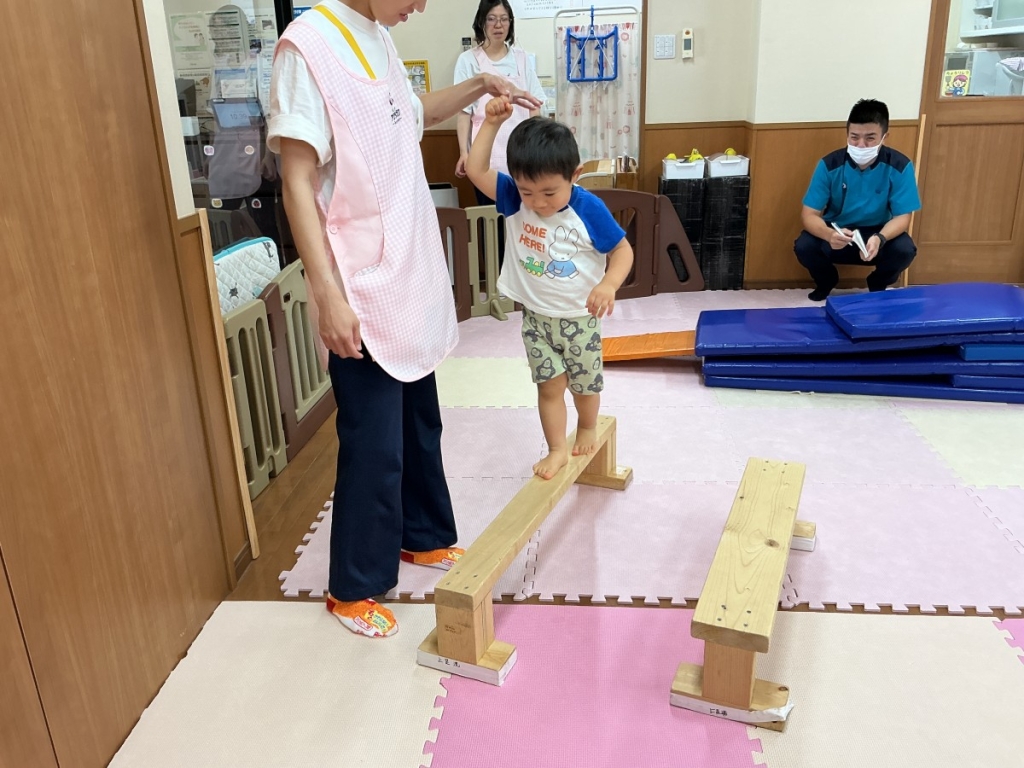 7月運動プログラムの様子(くじら組・平均台)