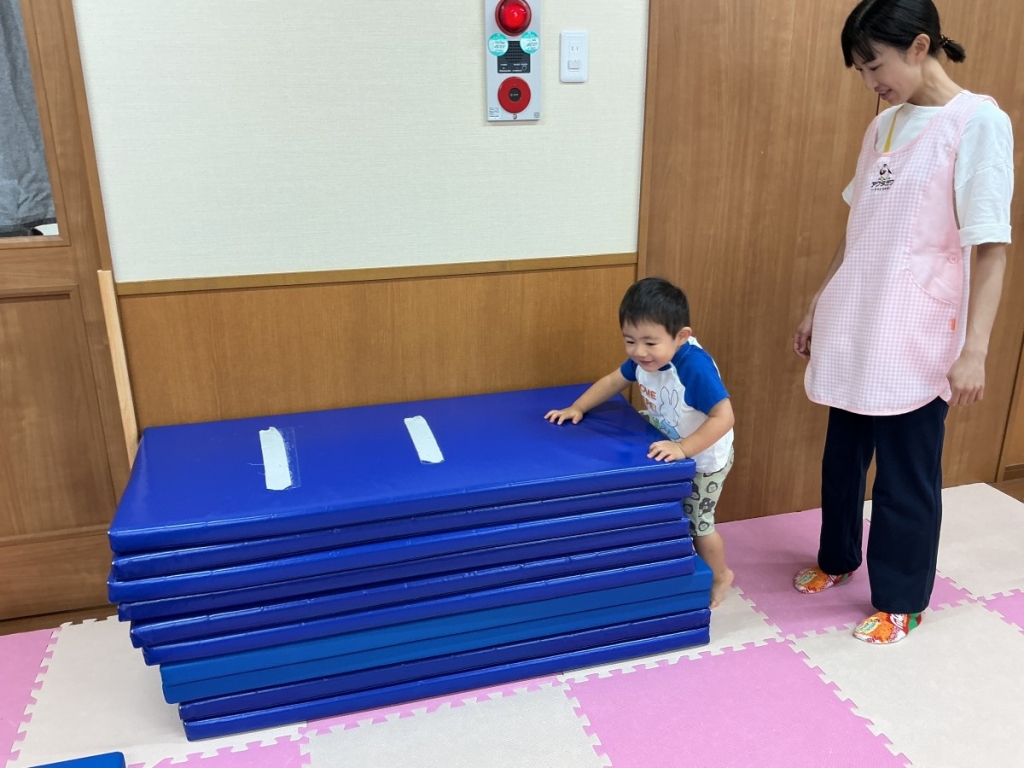 7月運動プログラムの様子(くじら組・10段マット)