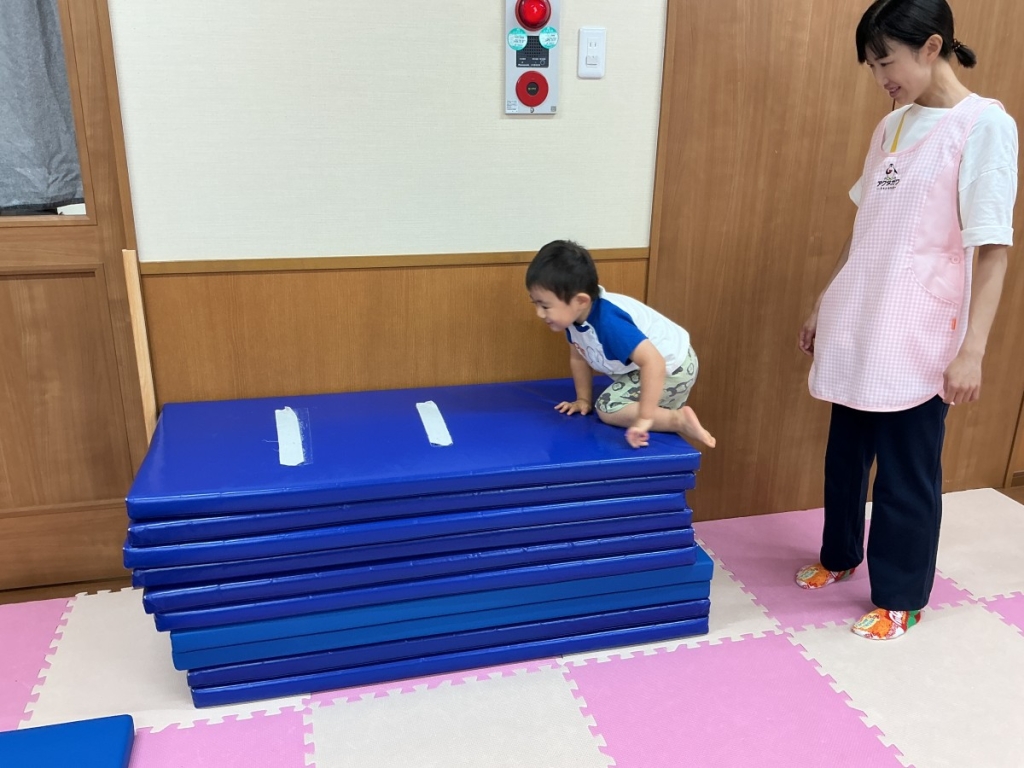 7月運動プログラムの様子(くじら組・10段マット)