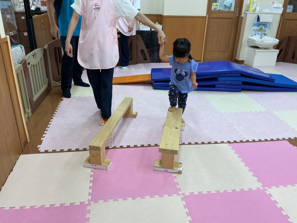 7月運動プログラムの様子(くじら組・平均台)