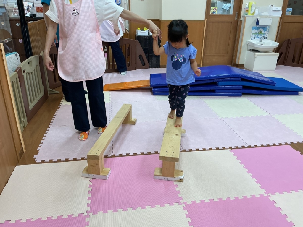 7月運動プログラムの様子(くじら組・平均台)