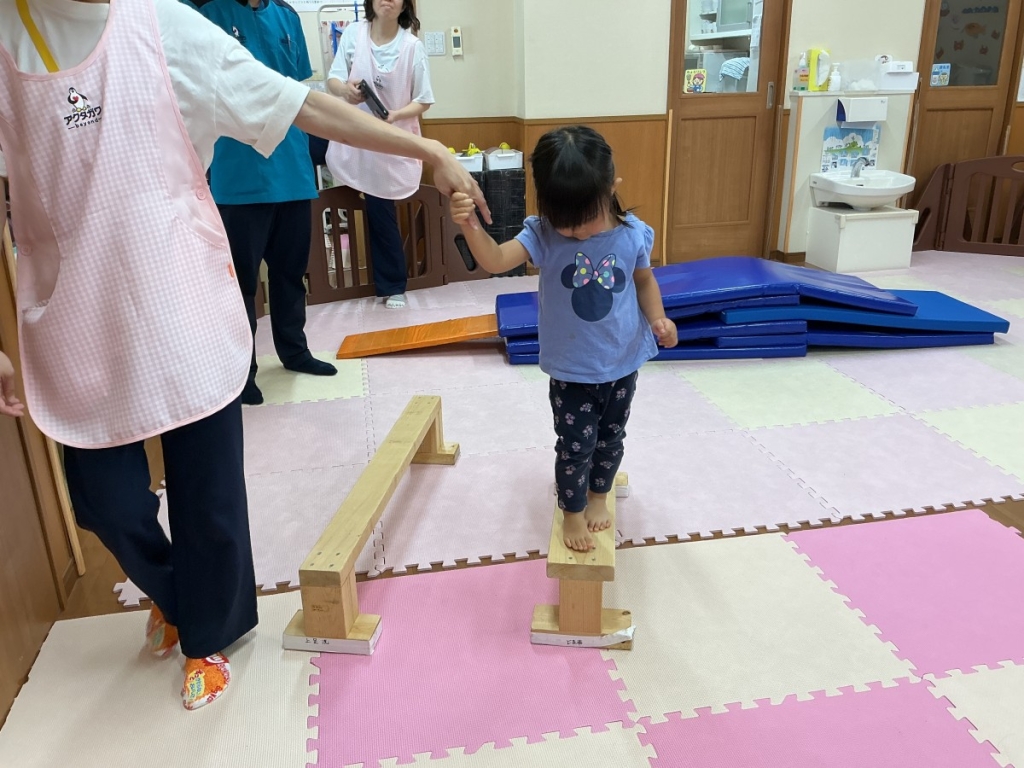 7月運動プログラムの様子(くじら組・平均台)