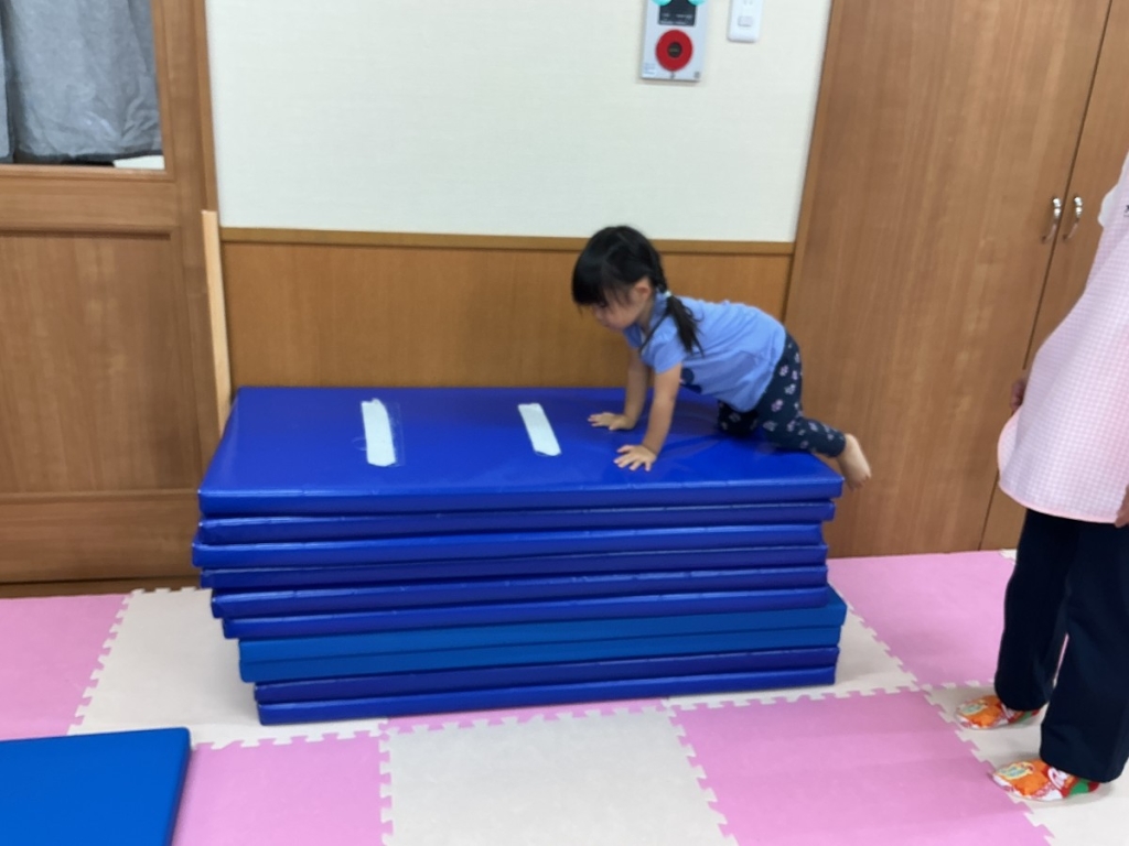 7月運動プログラムの様子(くじら組・10段マット)