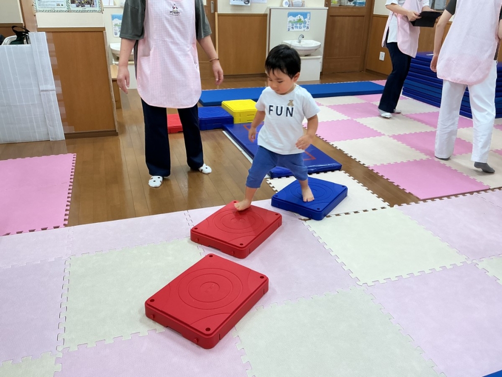 7月運動プログラムの様子(くじら組・飛び石渡り)