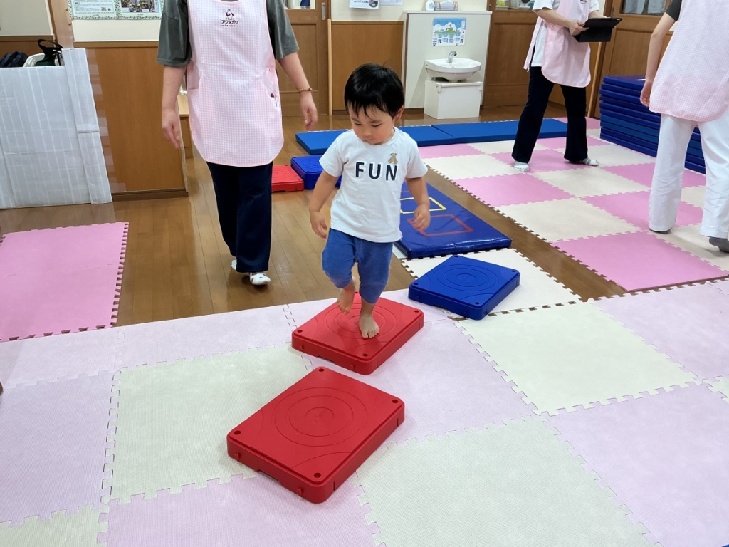 7月運動プログラムの様子(くじら組・飛び石渡り)