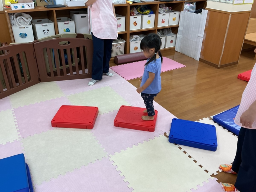 7月運動プログラムの様子(くじら組・飛び石渡り)