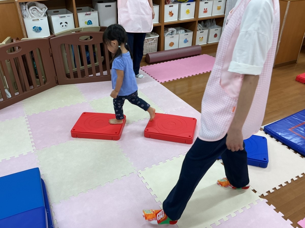 7月運動プログラムの様子(くじら組・飛び石渡り)