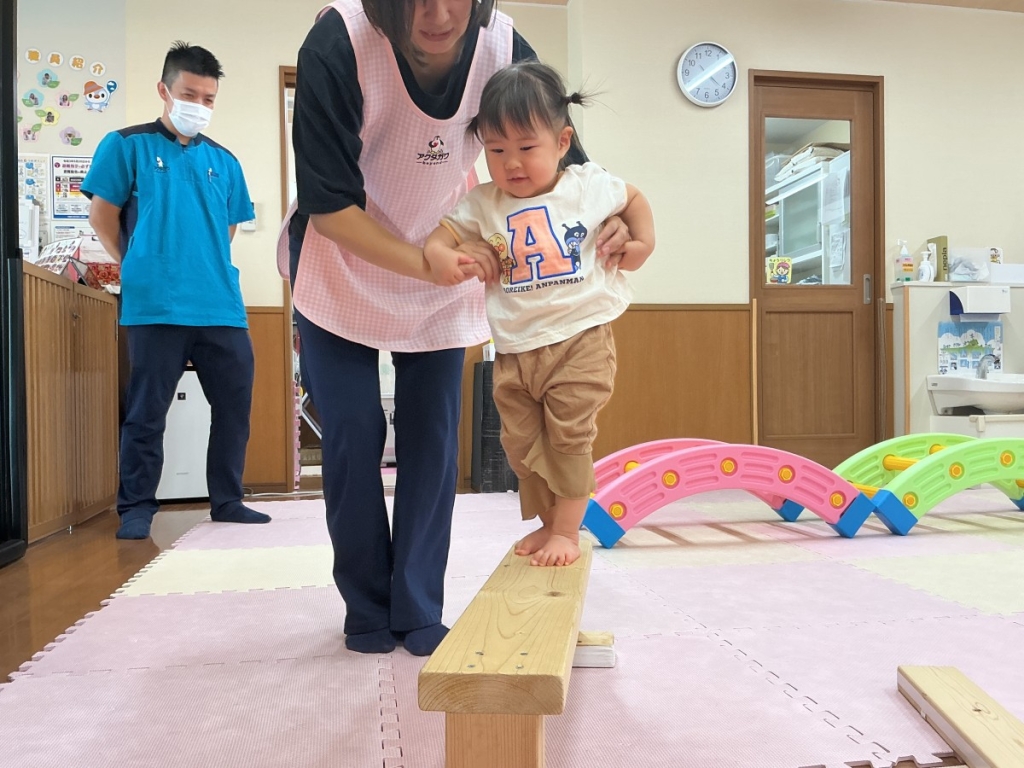 平均台に挑戦する様子