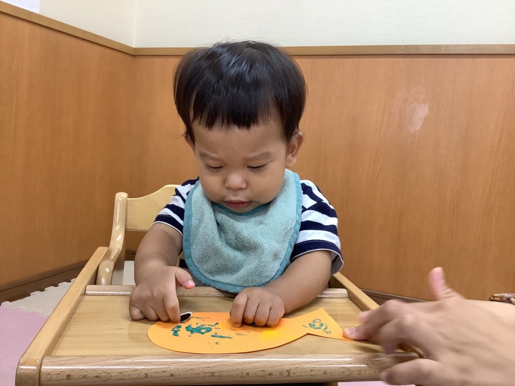 シール貼りの様子