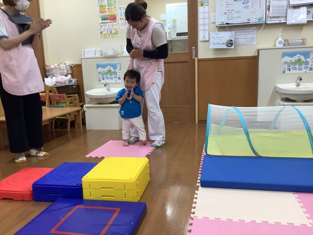 7月運動プログラムの様子(いるか組・ポーズ)