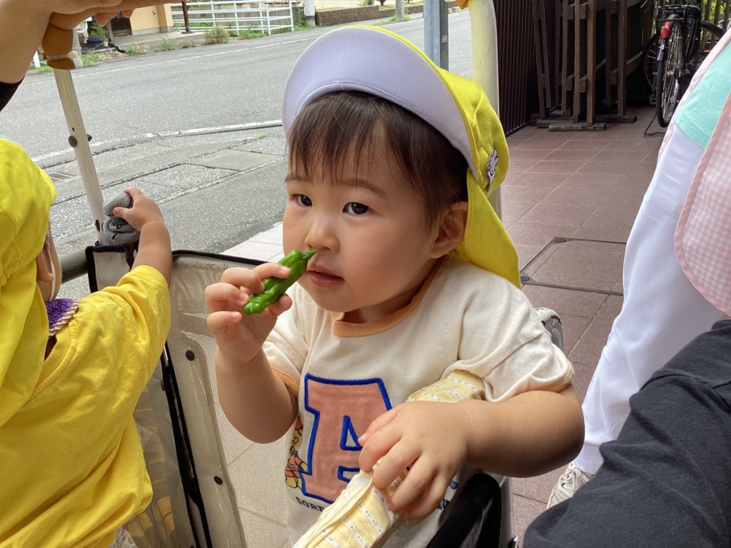 野菜のにおいを嗅ぐ様子