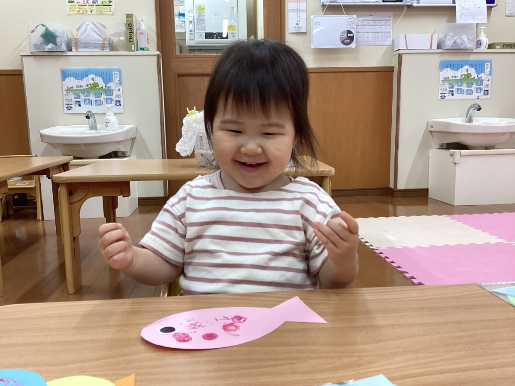 シール貼りの様子