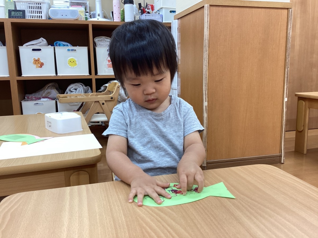 シール貼りの様子