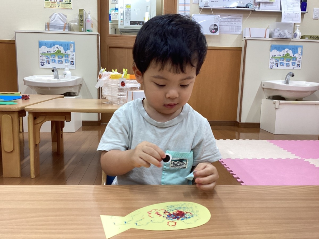 シール貼りの様子