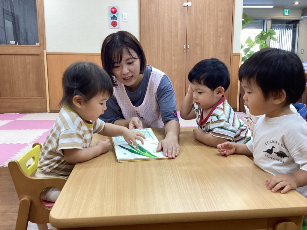 絵本読みあいの様子