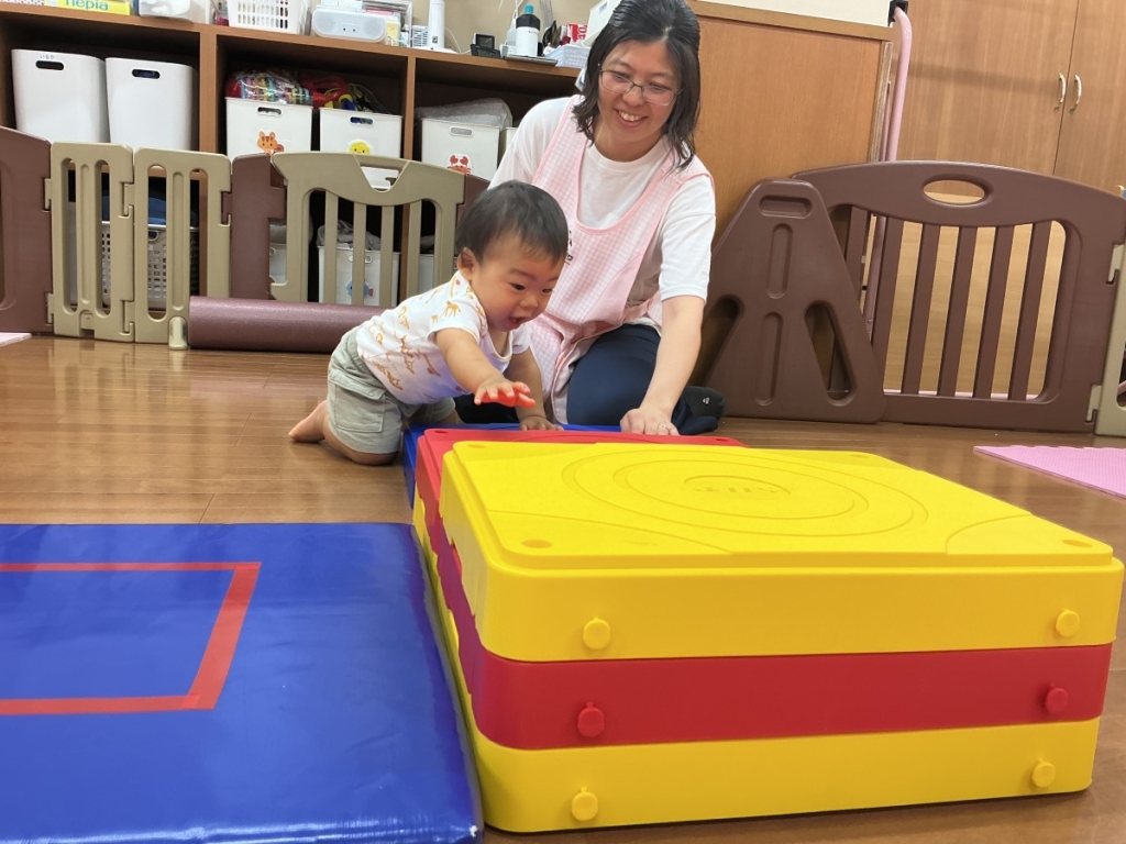 8月運動プログラムの様子(らっこ組・階段ブロック)