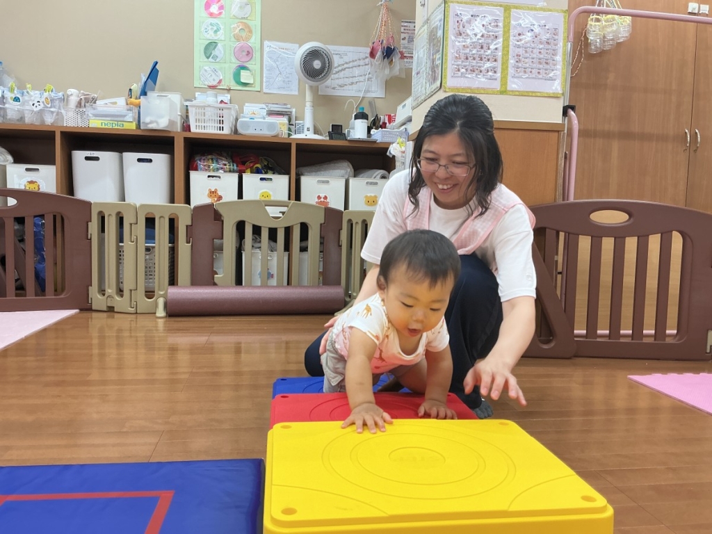 8月運動プログラムの様子(らっこ組・階段ブロック)