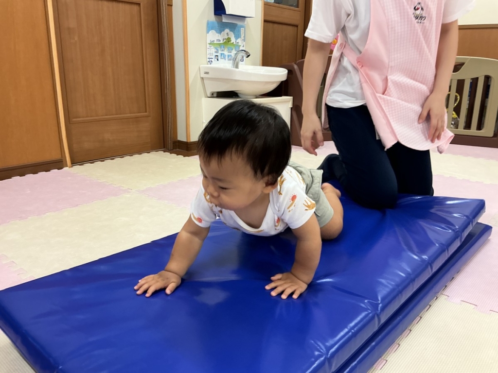 8月運動プログラムの様子(らっこ組・マット歩行)