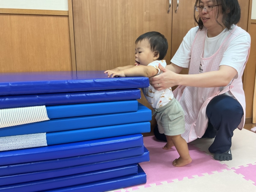 8月運動プログラムの様子(らっこ組・マット上り下り)