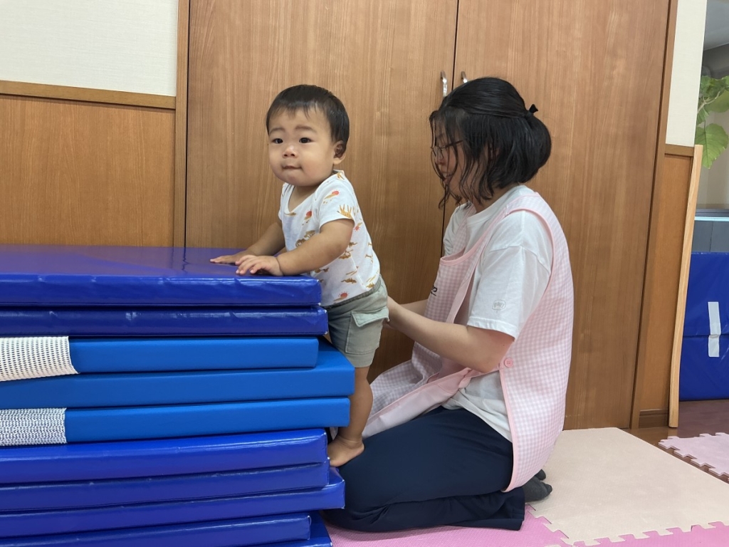 8月運動プログラムの様子(らっこ組・マット上り下り)