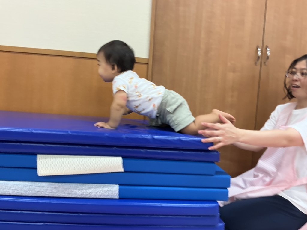 8月運動プログラムの様子(らっこ組・マット上り下り)