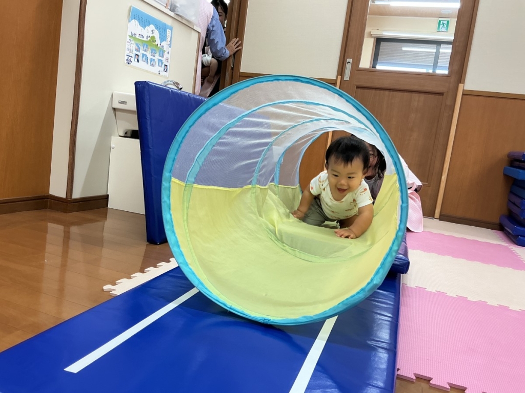 8月運動プログラムの様子(らっこ組・トンネル)