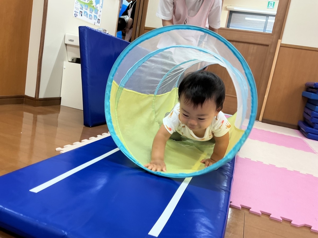 8月運動プログラムの様子(らっこ組・トンネル)