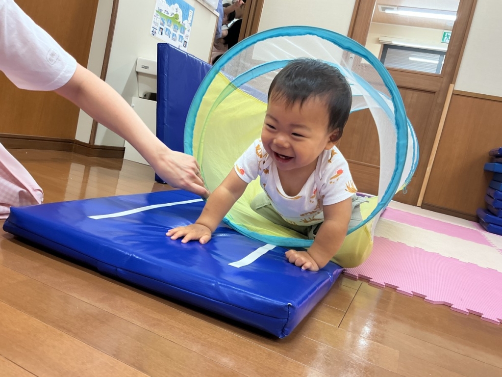 8月運動プログラムの様子(らっこ組・トンネル)