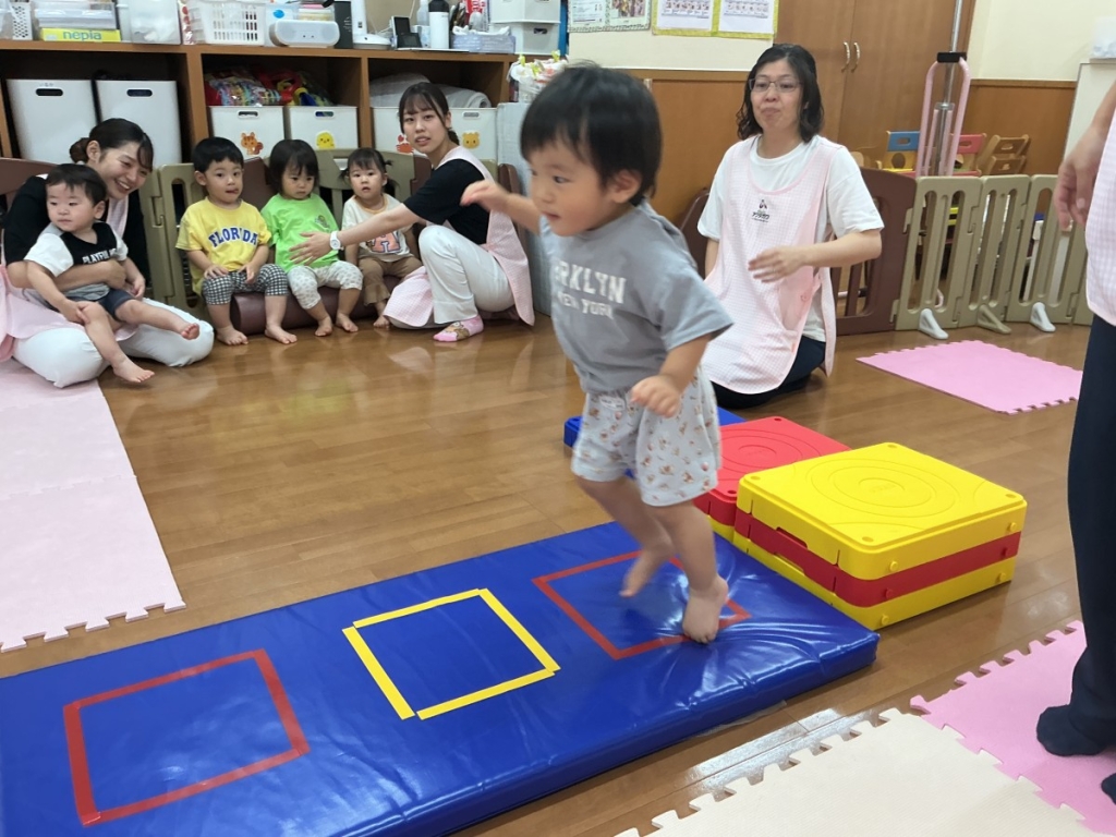 8月運動プログラムの様子(いるか組・マットジャンプ)
