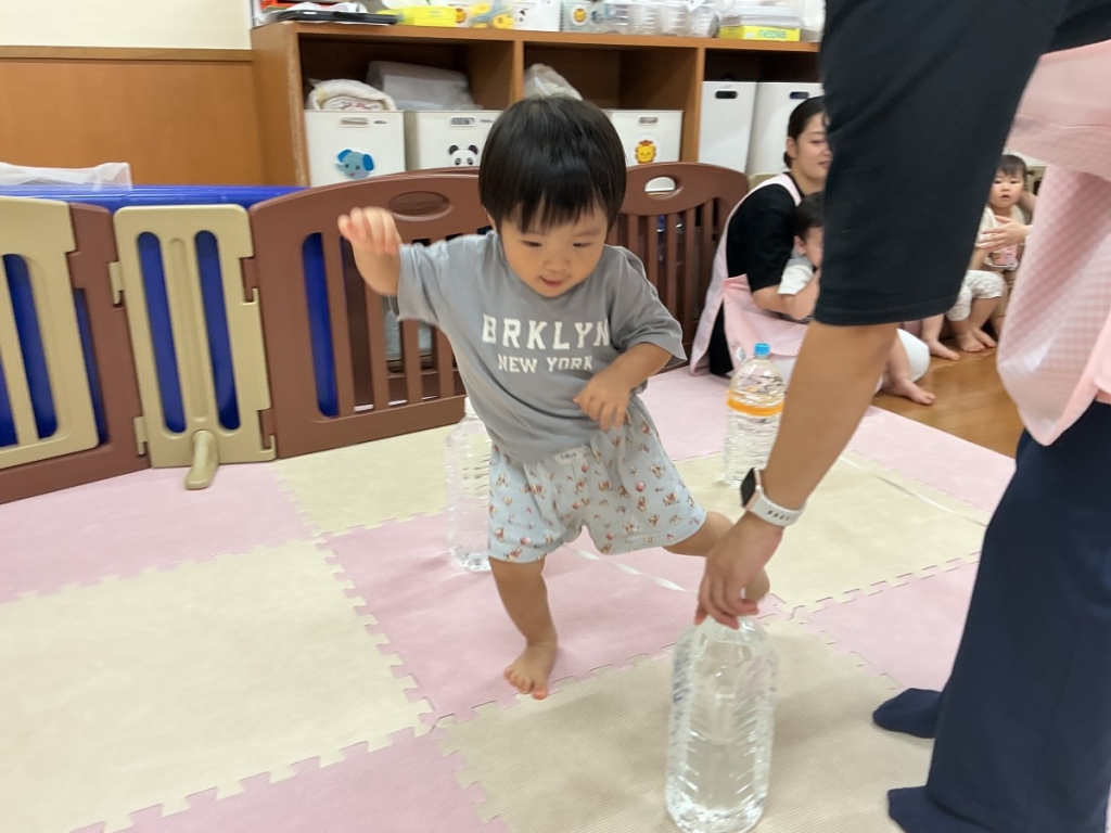 8月運動プログラムの様子(いるか組・ゴム跨ぎ)