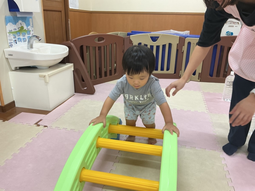 8月運動プログラムの様子(いるか組・橋渡り)