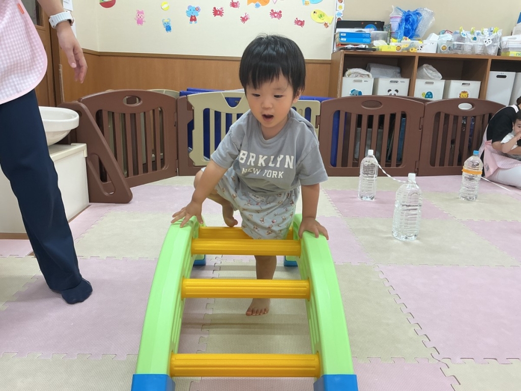 8月運動プログラムの様子(いるか組・橋渡り)