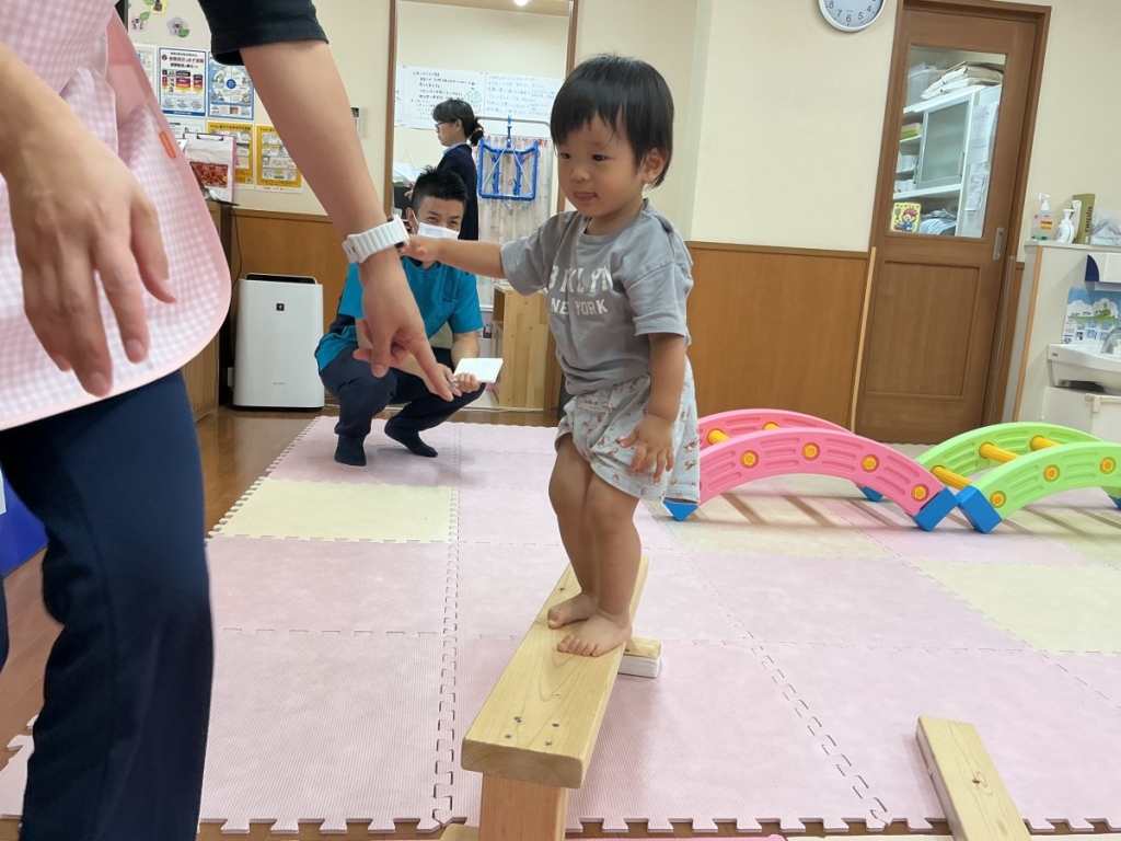 8月運動プログラムの様子(いるか組・平均台)