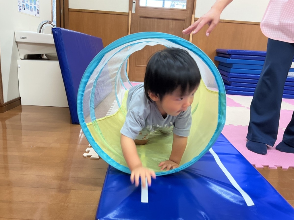 8月運動プログラムの様子(いるか組・トンネル)