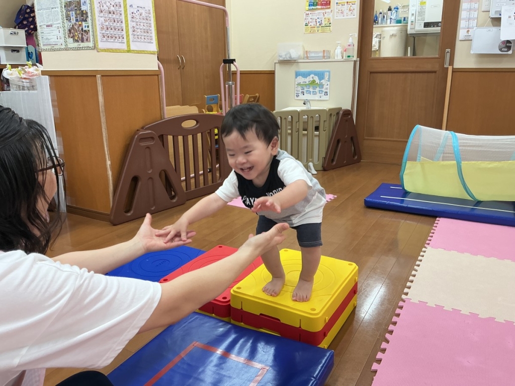 8月運動プログラムの様子(いるか組・マットジャンプ)