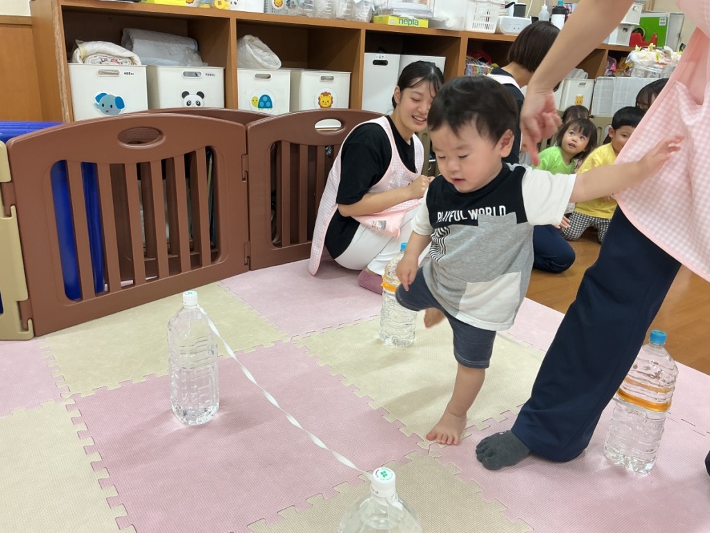 8月運動プログラムの様子(いるか組・ゴム跨ぎ)