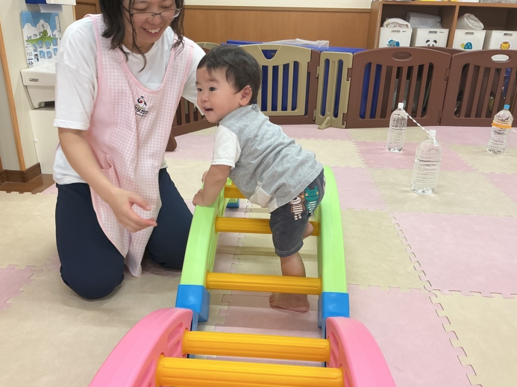 8月運動プログラムの様子(いるか組・橋渡り)