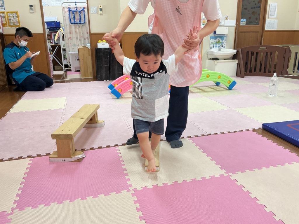 8月運動プログラムの様子(いるか組・平均台)
