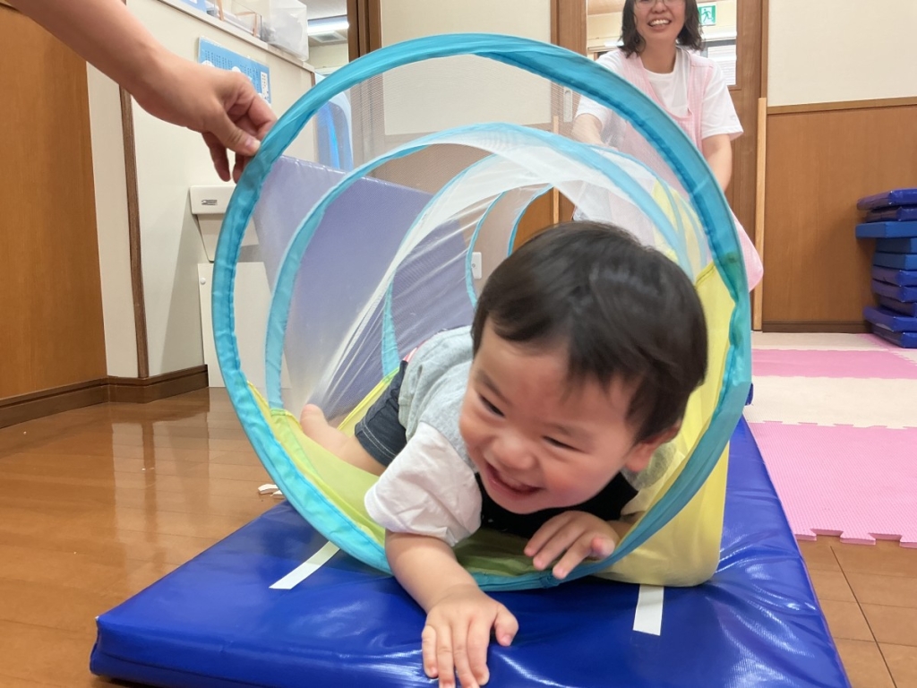 8月運動プログラムの様子(いるか組・トンネル)