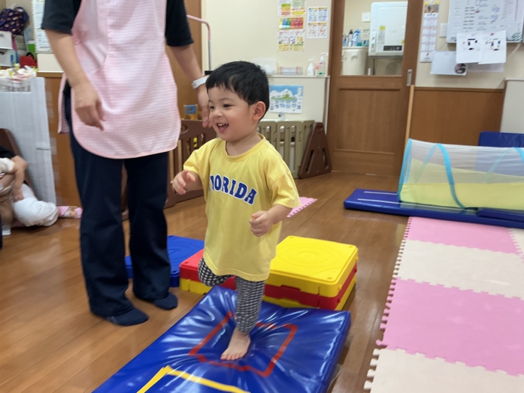 8月運動プログラムの様子(いるか組・マットジャンプ)