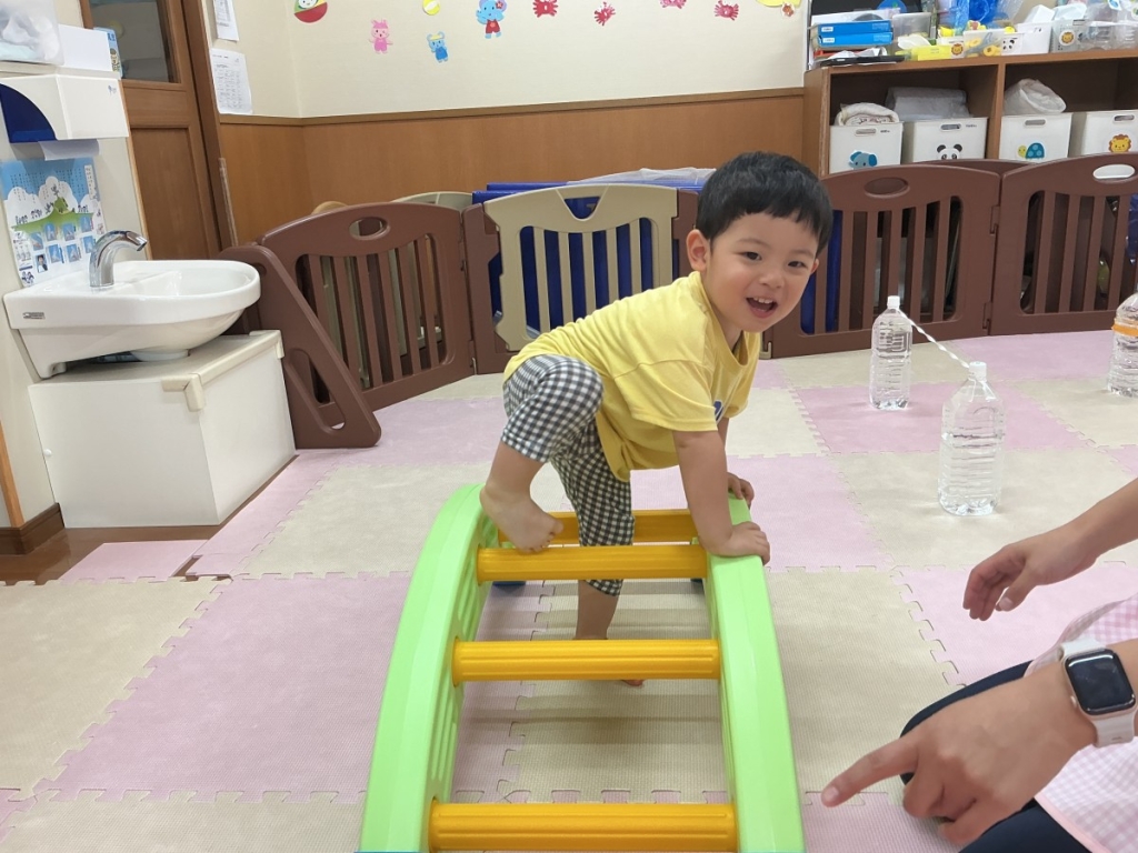 8月運動プログラムの様子(いるか組・橋渡り)