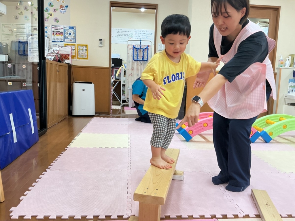 8月運動プログラムの様子(いるか組・平均台)