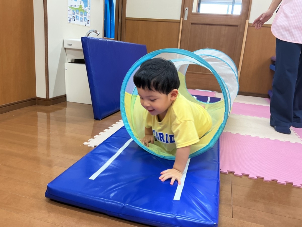 8月運動プログラムの様子(いるか組・トンネル)