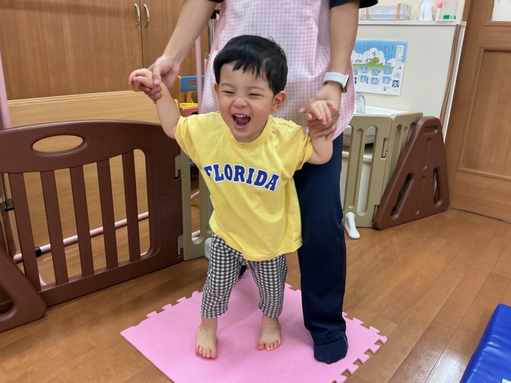 8月運動プログラムの様子(いるか組・ポーズ)
