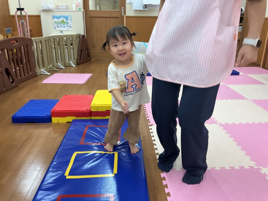 8月運動プログラムの様子(いるか組・マットジャンプ)