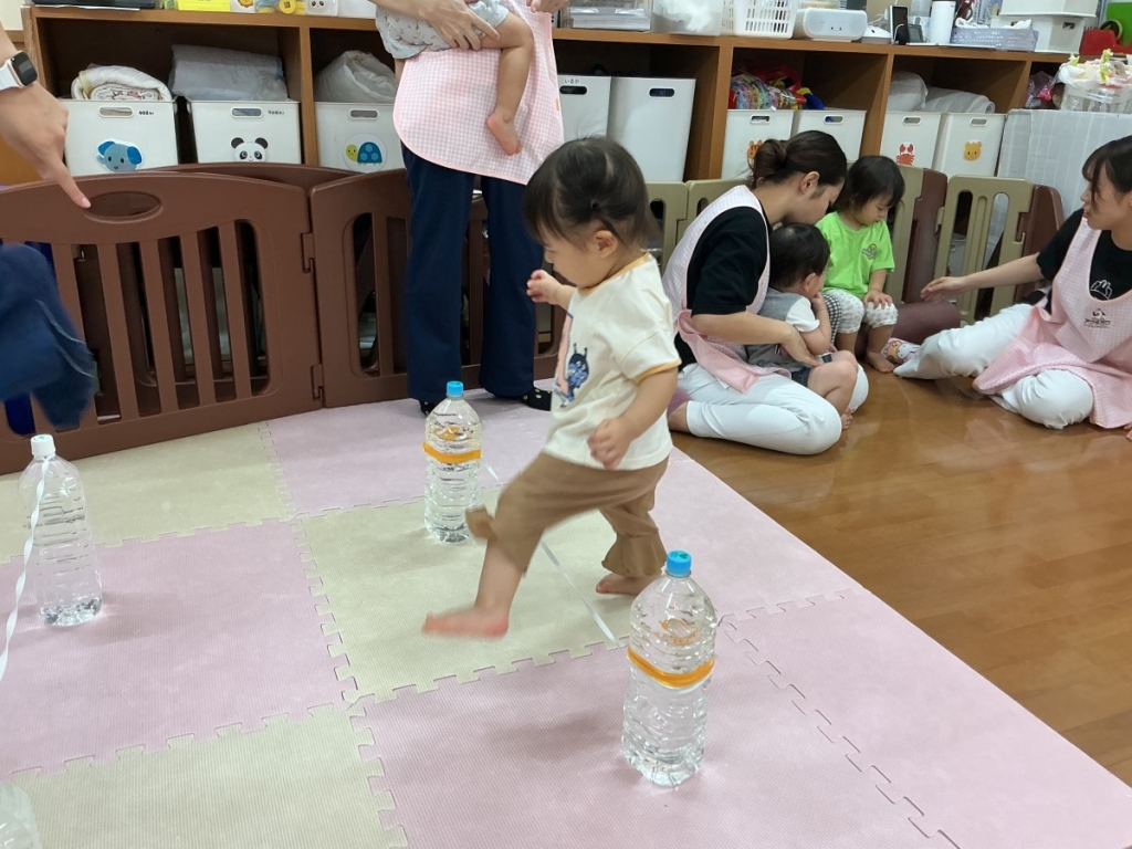 8月運動プログラムの様子(いるか組・ゴム跨ぎ)