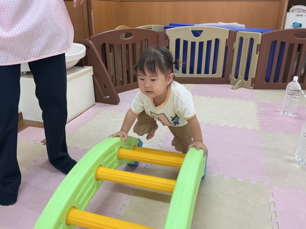 8月運動プログラムの様子(いるか組・橋渡り)