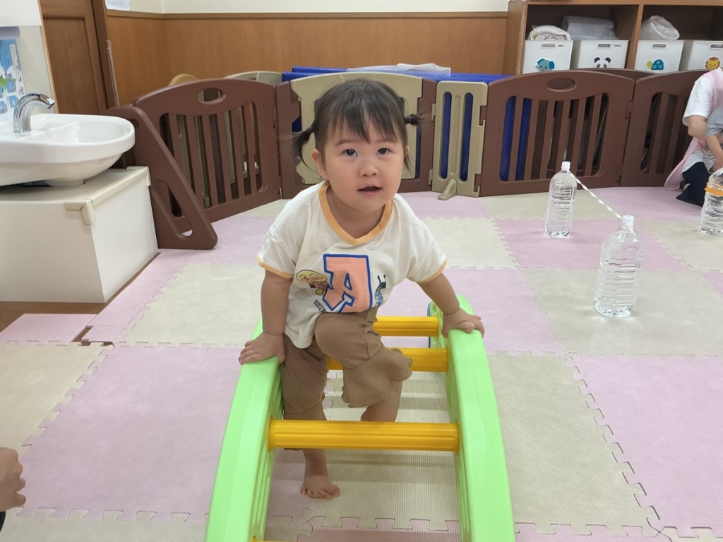8月運動プログラムの様子(いるか組・橋渡り)